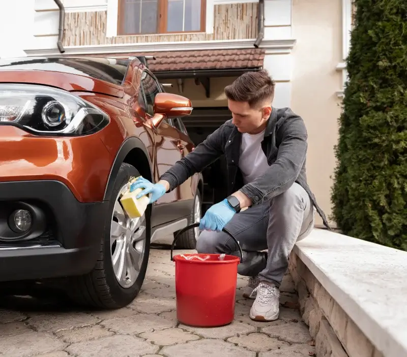 Lavage auto à domicile Escout : professionnel intervenant sur un véhicule